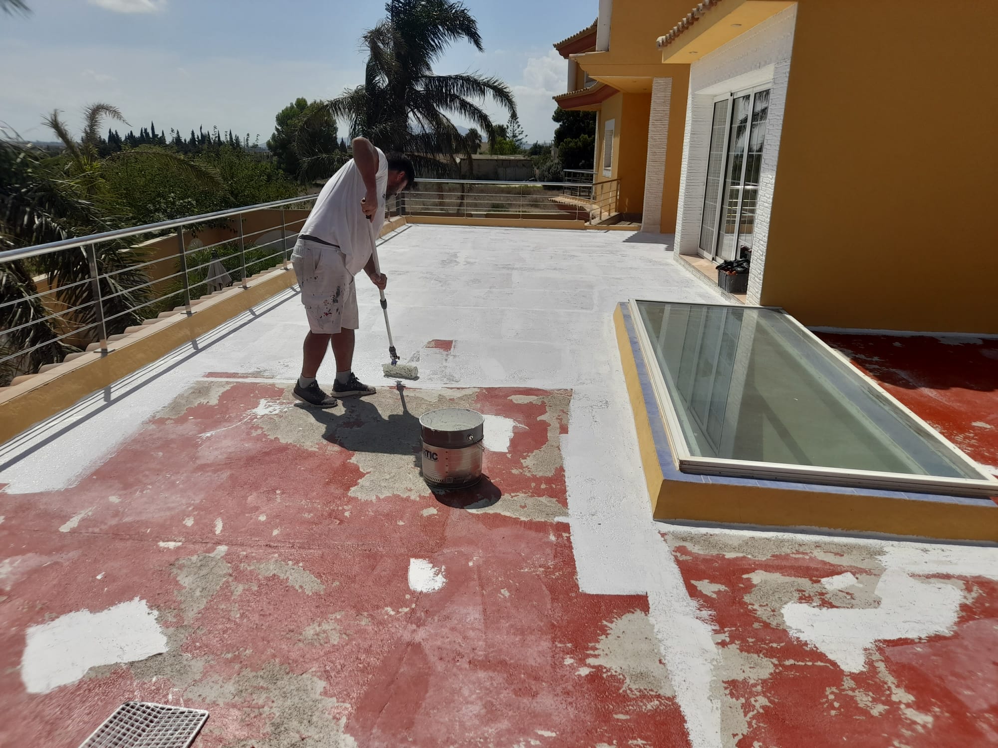 azotea con suelo rojo pintando