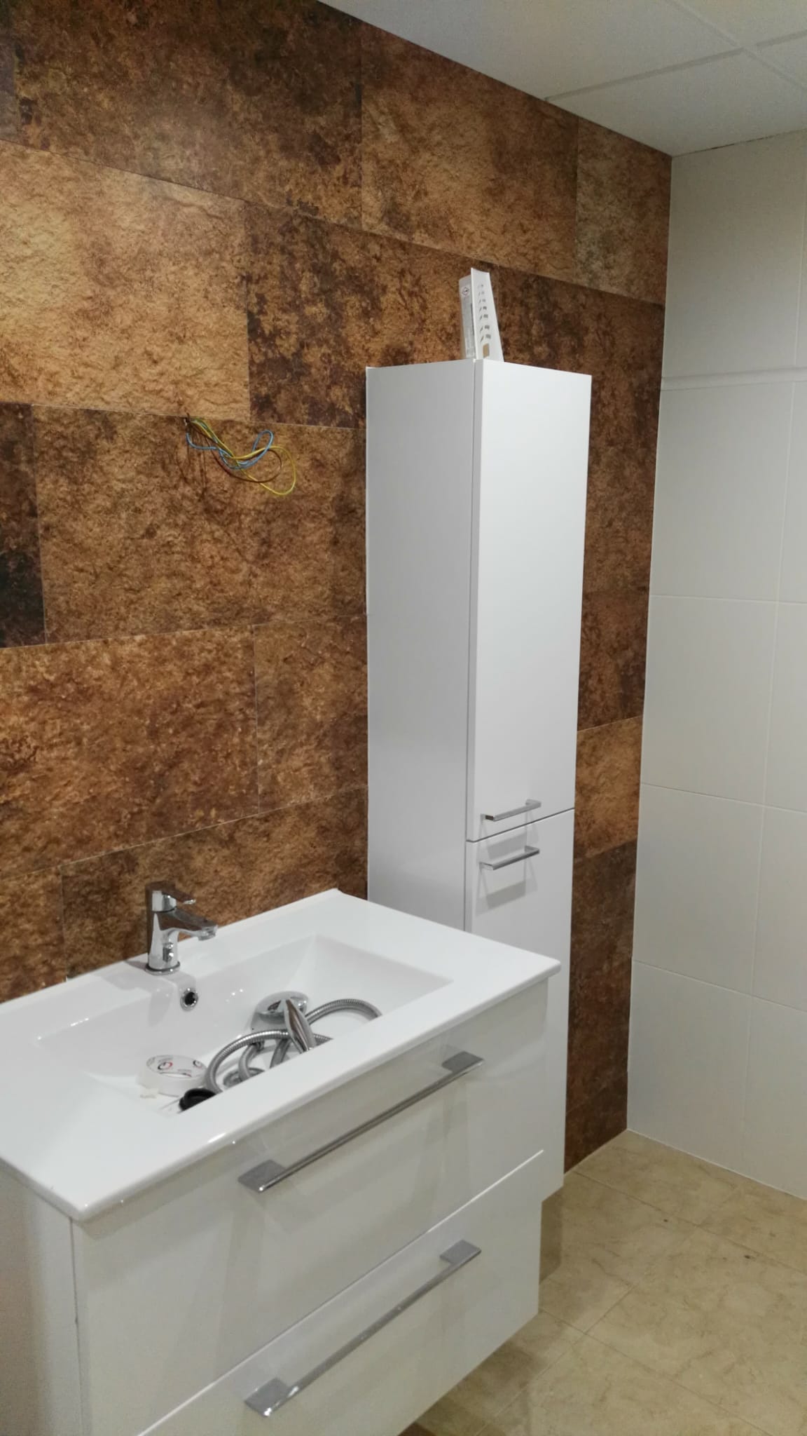 baño con baldosas marrón