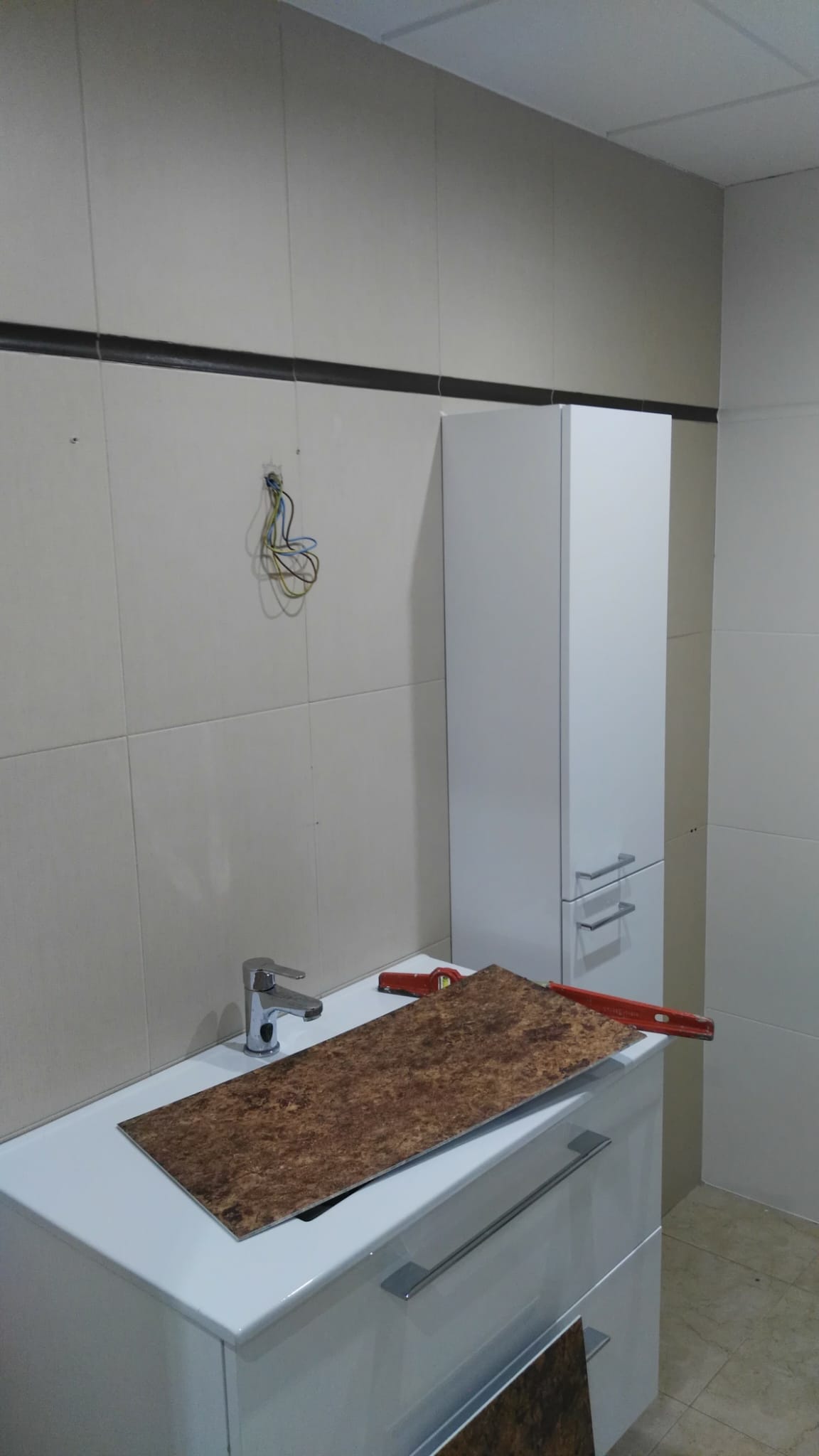 baño con baldosas beige