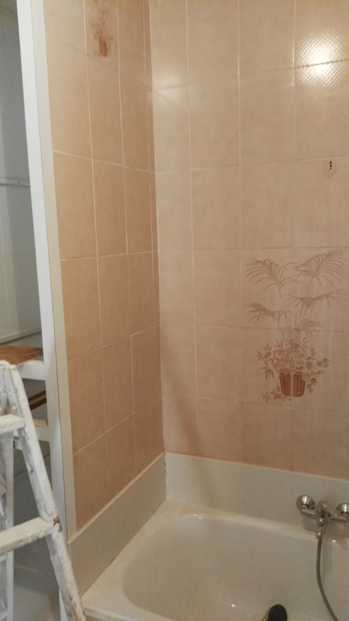 bañera con baldosas beige