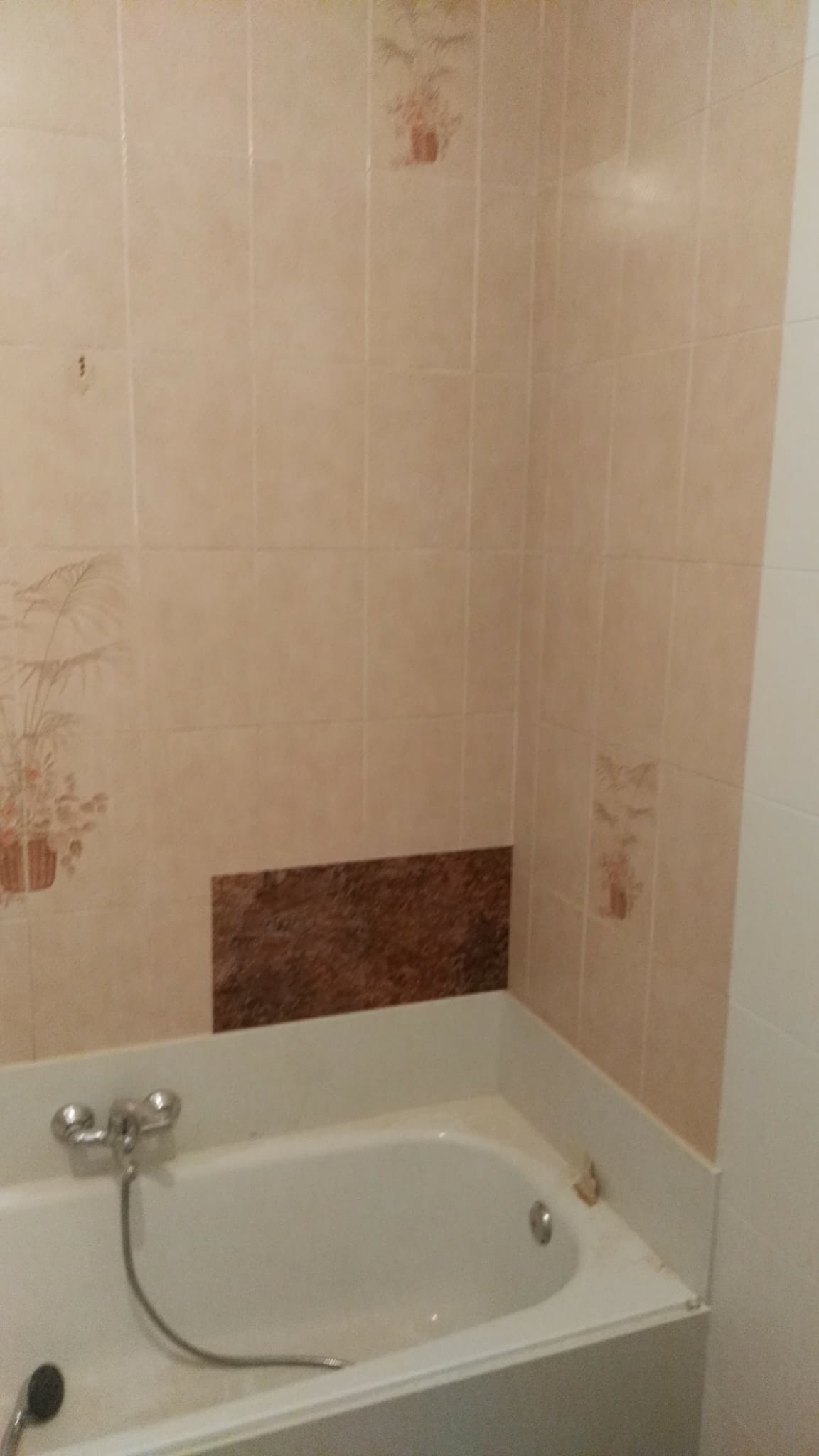 bañera con baldosas beige